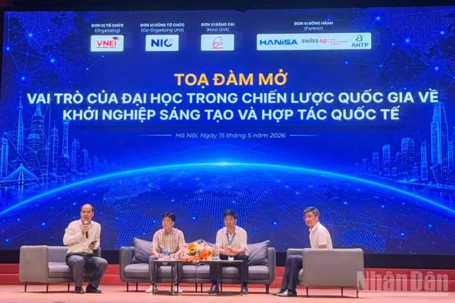Các diễn giả trao đổi tại phiên đối thoại trong khuôn khổ diễn đàn. (Ảnh: HNV)