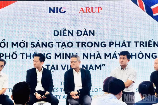 Các diễn giả trao đổi tại phiên thảo luận trong diễn đàn. (Ảnh: HNV)