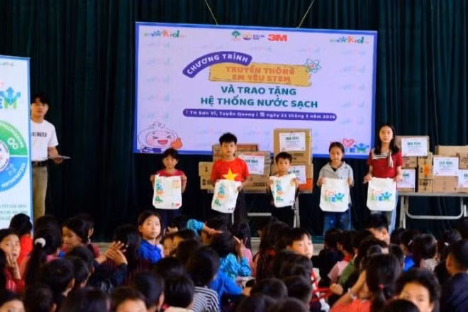 Chương trình truyền thông “Em yêu STEM” và lễ bàn giao công trình nước sạch diễn ra tại Trường Tiểu học Sơn Vỹ, tỉnh Tuyên Quang. (Ảnh: MSD)