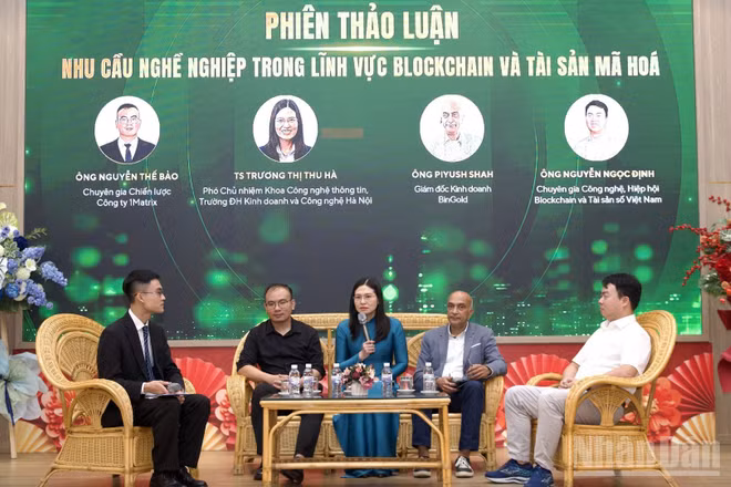 (Từ phải qua): ông Nguyễn Ngọc Định, ông Piyush Shah, TS Trương Thị Thu Hà và ông Nguyễn Thế Bảo tham gia thảo luận về nhu cầu nghề nghiệp trong lĩnh vực Blockchain và tài sản mã hóa. (Ảnh: PV)