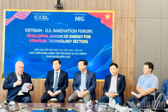 Các diễn giả trao đổi tại tọa đàm trong khuôn khổ diễn đàn. (Ảnh: HNV)