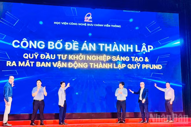 Các đại biểu ấn nút công bố Đề án thành lập quỹ. (Ảnh: HNV)