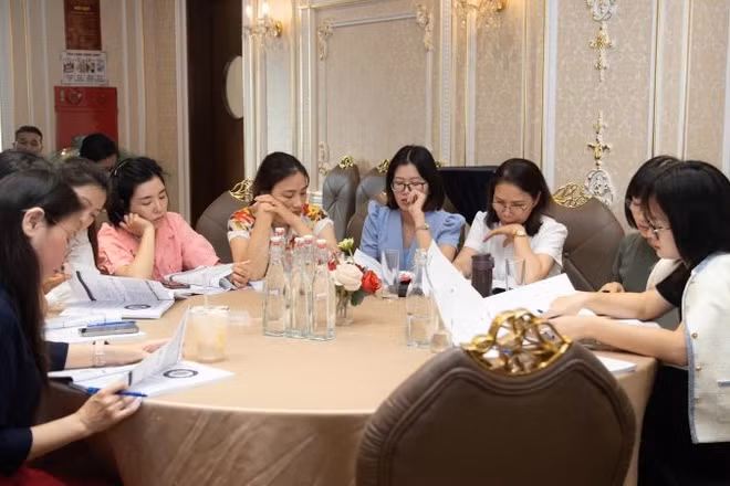 Các đại biểu chăm chú theo dõi các nội dung được chia sẻ tại khóa học. (Ảnh: T.N)