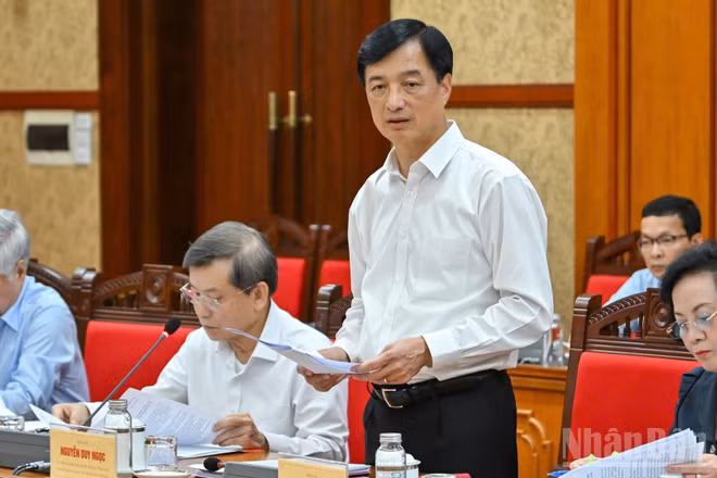 Đồng chí Nguyễn Duy Ngọc phát biểu tại phiên họp. (Ảnh: Thủy Nguyên)