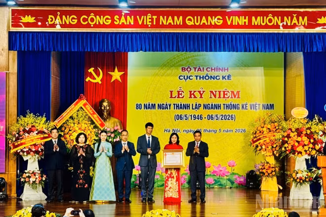Lãnh đạo Cục Thống kê đón nhận Huân chương Lao động hạng Nhất tại lễ kỷ niệm. (Ảnh: HNV)