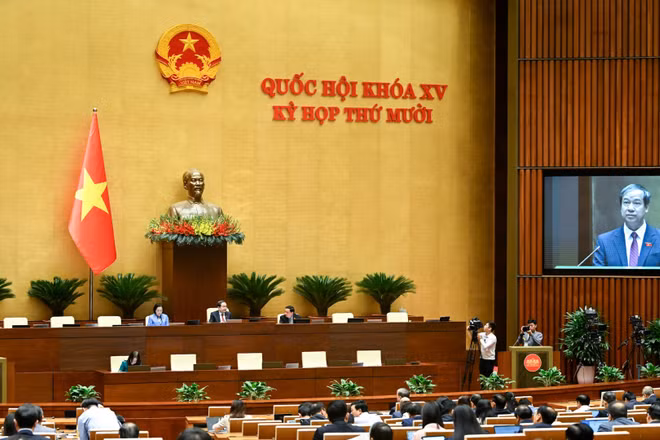 Quang cảnh phiên họp toàn thể ở hội trường sáng 25/11. (Ảnh: DUY LINH)