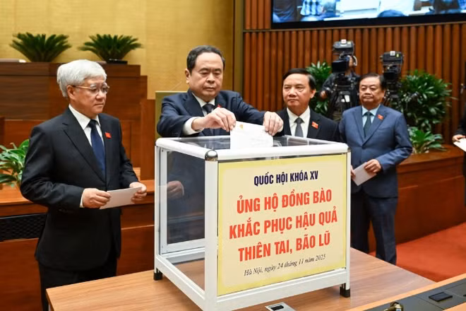 Đại biểu Quốc hội quyên góp ủng hộ đồng bào vùng thiên tai, bão lũ