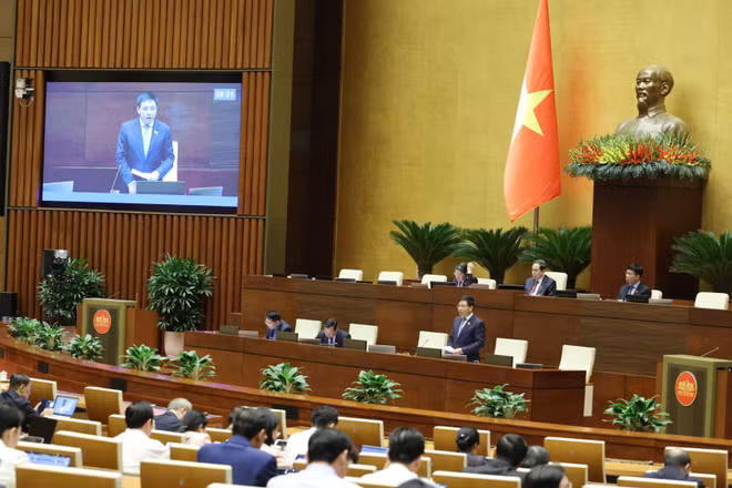 Bộ trưởng Tài chính Nguyễn Văn Thắng giải trình, làm rõ nội dung đại biểu Quốc hội nêu trong phiên thảo luận ở hội trường ngày 27/11. (Ảnh: DUY LINH) 