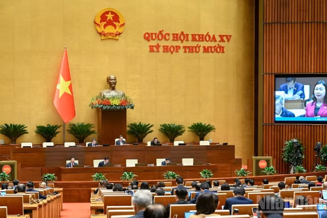 Quang cảnh phiên thảo luận ở hội trường tại Kỳ họp thứ 10, Quốc hội khóa XV. (Ảnh: DUY LINH)