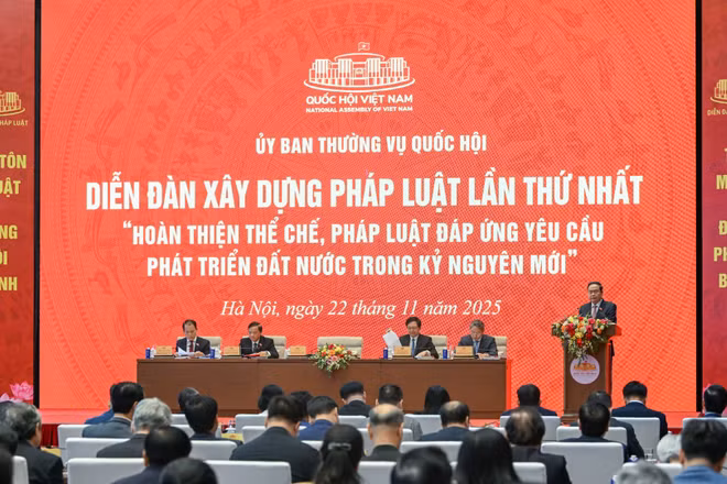 Quang cảnh Diễn đàn xây dựng pháp luật lần thứ nhất. (Ảnh: DUY LINH)