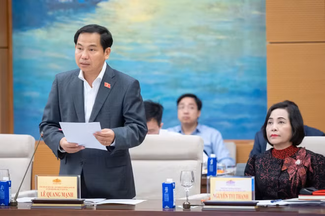 Tổng Thư ký Quốc hội - Chủ nhiệm Văn phòng Quốc hội Lê Quang Mạnh phát biểu tại phiên họp lần thứ ba của Hội đồng bầu cử Quốc gia chiều 10/11. (Ảnh: DUY LINH)
