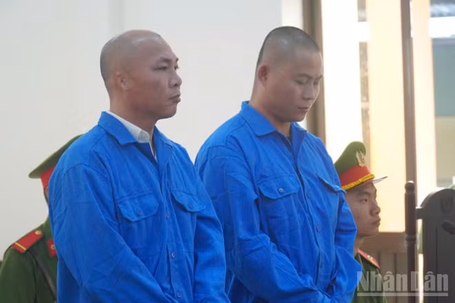 Hai bị cáo tại phiên tòa.