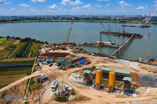 Công trường thi công cầu Ngọc Hồi. (Ảnh: HÙNG THÁI)