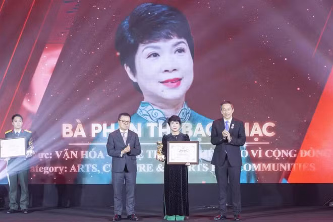 Tổng Biên tập Báo Nhân Dân Lê Quốc Minh và ông Lester Tan Teck Chuan, Tổng Giám đốc SABECO trao giải cho các cá nhân được vinh danh tại Chương trình “Vinh danh Người truyền lửa” năm 2025. (Ảnh: Quang Vinh)