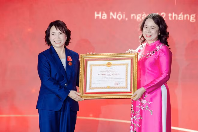 Phó Chủ tịch nước Võ Thị Ánh Xuân trao Huân chương Lao động hạng Nhì cho bà Nguyễn Thị Mai Phương - Chủ tịch HĐQT Tập đoàn Tân Á Đại Thành.