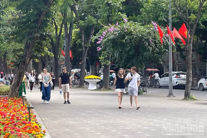 Dự báo khu vực Hà Nội ngày nắng nóng, chiều và đêm có mưa rào và dông rải rác, cục bộ có nơi mưa to.