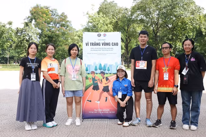 Hồ Minh Quang (thứ ba từ phải sang) tham gia giải chạy “Vì trăng vùng cao”. Ảnh: NVCC