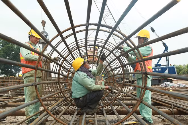 Lao động làm việc trên công trường cầu Trần Hưng Đạo. (Ảnh: HÙNG THÁI)