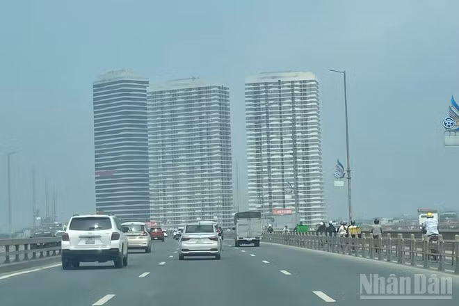Dự báo có khu vực Hà Nội có mưa vài nơi, sáng sớm có sương mù nhẹ rải rác, trưa chiều giảm mây trời nắng. (Ảnh: Đ.T)