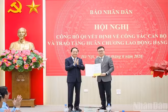 Đồng chí Trịnh Văn Quyết, Ủy viên Bộ Chính trị, Bí thư Trung ương Đảng, Trưởng ban Tuyên giáo và Dân vận Trung ương trao Quyết định bổ nhiệm cho đồng chí Lê Quốc Minh. (Ảnh: BẢO LONG)