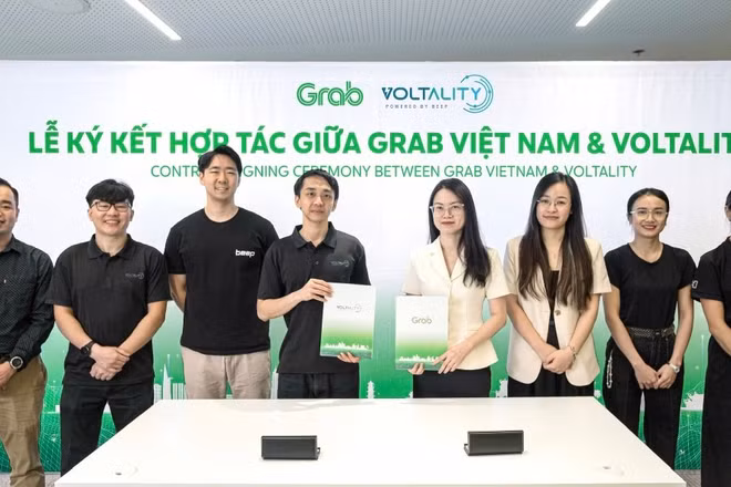 Đại diện Grab Việt Nam và đại diện Voltality ký kết hợp đồng hợp tác.