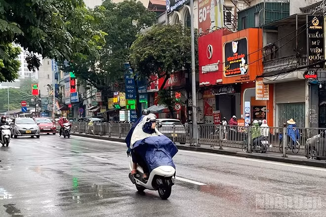 Dự báo khu vực Hà Nội có mưa rào và rải rác có dông. (Ảnh minh họa: Đ.T)