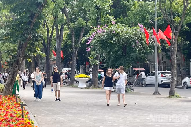 Dự báo khu vực Hà Nội ngày nắng, chiều tối và đêm có mưa rào. (Ảnh minh họa: Đ.T)