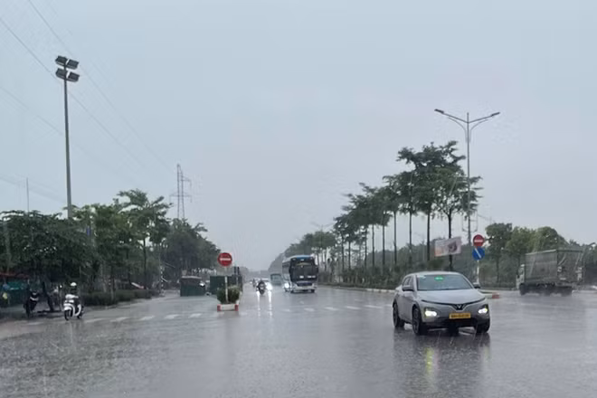 Dự báo khu vực Hà Nội ngày có lúc có mưa vừa; đêm có lúc có mưa rào và dông. (Ảnh minh họa: Đ.T)