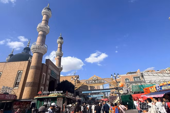 Toàn cảnh chợ phiên quốc tế Bazaar, với nhà thờ Hồi giáo Nhị Đạo Kiều nổi bật. (Ảnh: HỮU HƯNG)