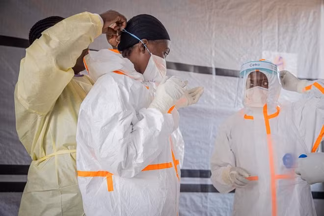 Các nhân viên y tế mặc đồ bảo hộ tại một trung tâm điều trị Ebola ở Bunia, thủ phủ của tỉnh Ituri thuộc Cộng hòa Dân chủ Congo. (Ảnh: Tân Hoa xã)