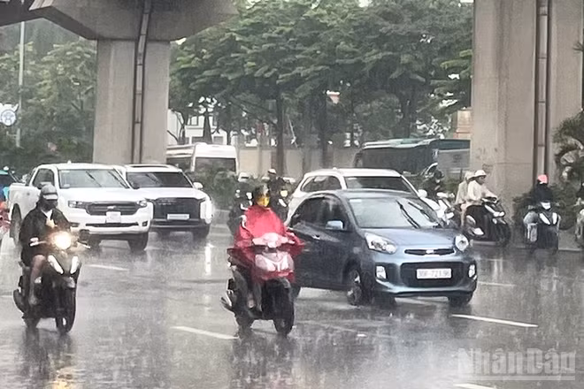 Khu vực Hà Nội sáng có mưa vừa, mưa to và dông, cục bộ có nơi mưa rất to. (Ảnh minh họa: Đ.T)