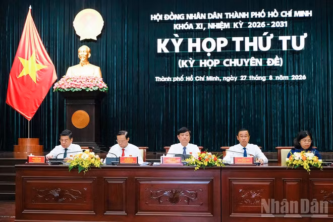 Các đồng chí chủ trì kỳ họp. (Ảnh: THẾ ANH)