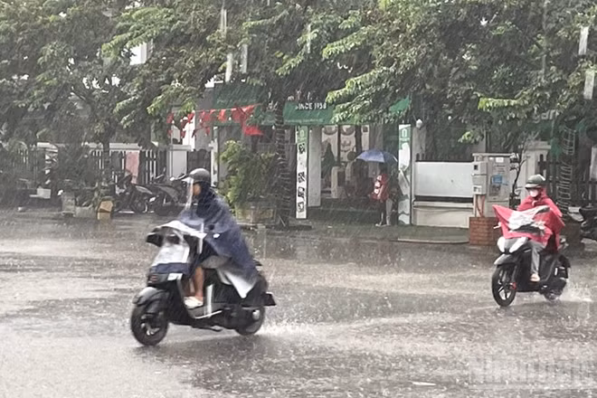 Dự báo khu vực Hà Nội từ chiều tối 7/5 đến ngày 8/5 có mưa, mưa vừa và rải rác có dông, cục bộ có nơi mưa to đến rất to. (Ảnh minh họa: Đ.T)