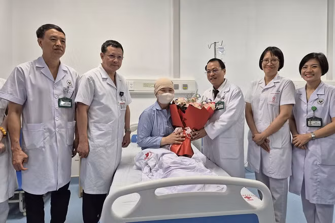 Lãnh đạo Bệnh viện 19-8 chúc mừng bệnh nhân ra viện. 