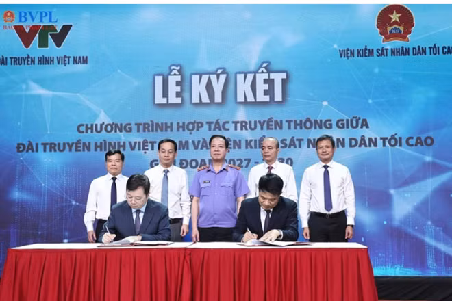 Đồng chí Nguyễn Huy Tiến, Viện trưởng VKSND tối cao và đồng chí Nguyễn Thanh Lâm, Tổng Giám đốc Đài THVN ký Chương trình hợp tác truyền thông giai đoạn 2027-2030.