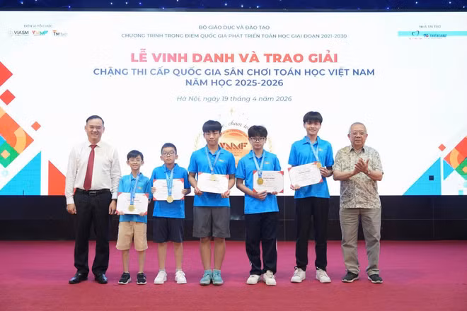 Trao giải nhất cho các học sinh từ khối 4 đến khối 9.