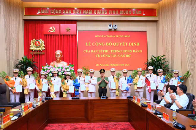 Đại tướng Lương Tam Quang, Bí thư Đảng ủy Công an Trung ương trao Quyết định của Ban Bí thư Trung ương Đảng chuẩn y Chủ nhiệm, Phó Chủ nhiệm, Ủy viên Ủy ban Kiểm tra Đảng ủy Công an Trung ương.