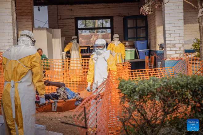 Các nhân viên y tế đưa một bệnh nhân Ebola đến trung tâm điều trị Ebola ở Mongbwalu, tỉnh Ituri, CHDC Congo. (Ảnh: Tân Hoa xã)