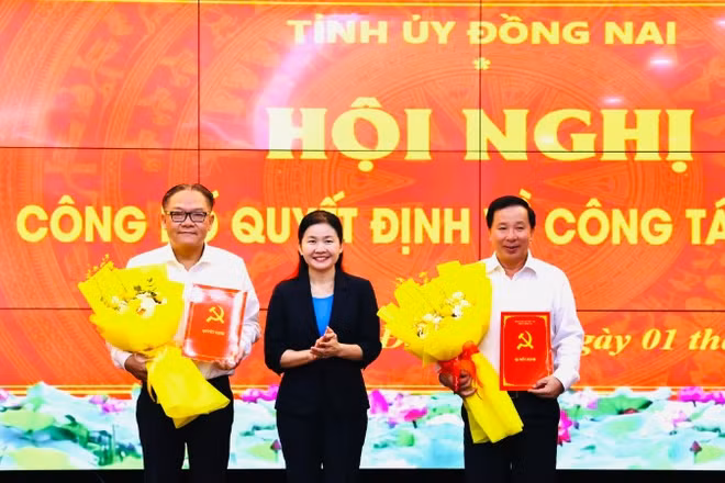 Đồng chí Tôn Ngọc Hạnh trao quyết định và tặng hoa chúc mừng đồng chí Nguyễn Văn Út và đồng chí Nguyễn Kim Long.