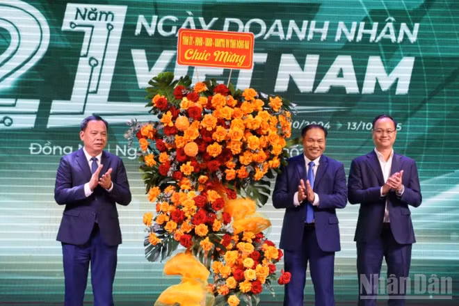 Phó Bí thư Tỉnh ủy, Chủ tịch Ủy ban nhân dân tỉnh Đồng Nai Võ Tấn Đức tặng lẵng hoa chúc mừng nhân Ngày Doanh nhân Việt Nam.