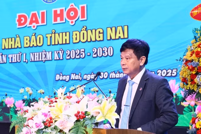 Nhà báo Trần Trọng Dũng, Phó Chủ tịch Hội Nhà báo Việt Nam phát biểu chỉ đạo tại đại hội.