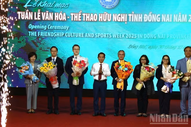 Đồng chí Thái Bảo, Phó Bí thư Tỉnh ủy Đồng Nai tặng hoa chào mừng Tổng Lãnh sự, Lãnh sự các nước tham dự Tuần lễ Văn hóa-Thể thao hữu nghị tỉnh Đồng Nai năm 2025.