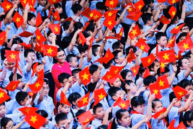 Học sinh Đồng Nai hân hoan tham dự lễ khai giảng chính thức bước vào năm học mới.