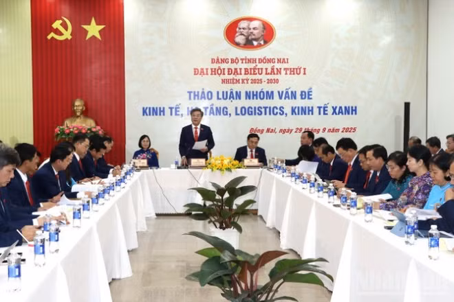 Thảo luận nhóm vấn đề kinh tế, hạ tầng, logistics, chuyển đổi số, kinh tế xanh.