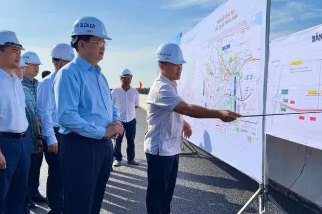 Đại diện chủ đầu tư dự án báo cáo tiến độ với Phó Thủ tướng Chính phủ Mai Văn Chính.