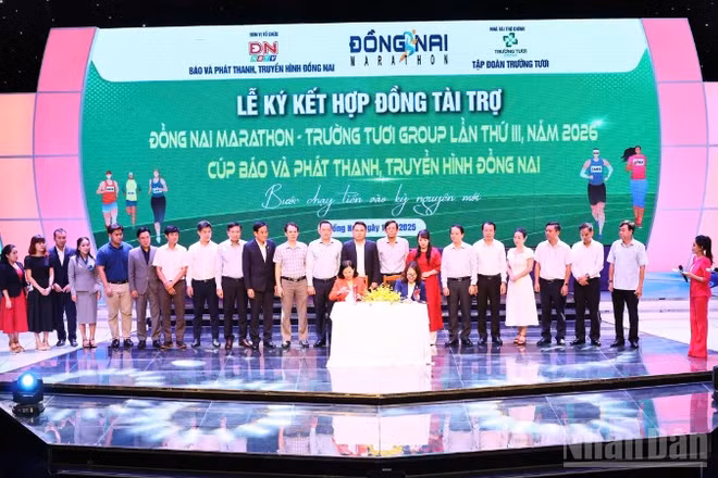 Lãnh đạo Báo và Phát thanh, Truyền hình Đồng Nai ký hợp đồng với một số doanh nghiệp tài trợ các giải đấu.