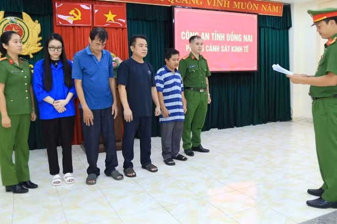 Cơ quan Cảnh sát điều tra đọc quyết định khởi tố, bắt tạm giam 4 đối tượng.