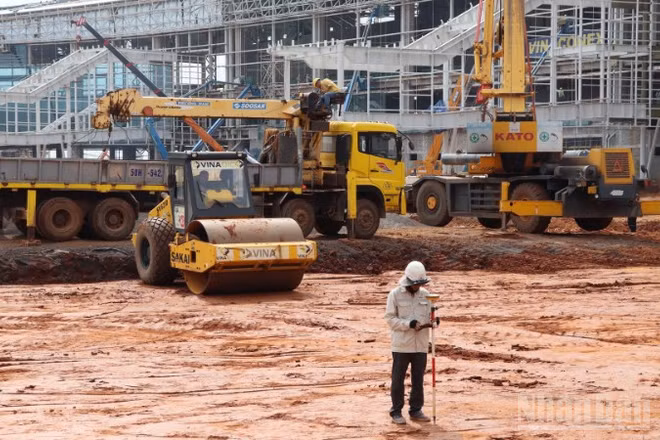 Công nhân thi công tại công trường dự án đầu tư xây dựng sân bay Long Thành.