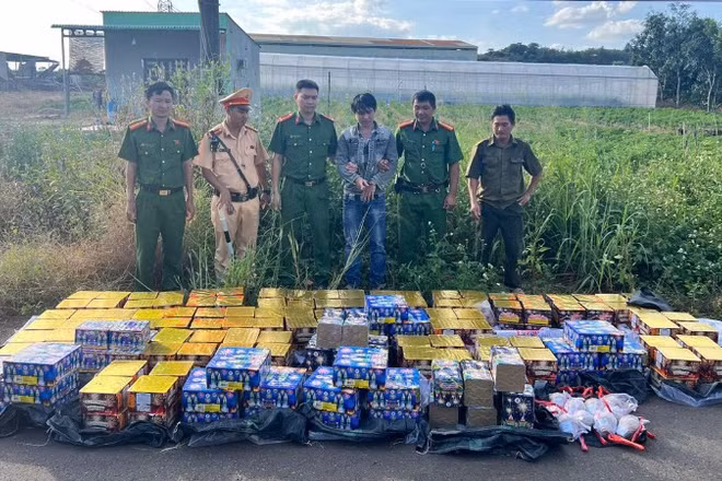 Lực lượng Công an bắt giữ đối tượng Đỗ Văn Chúc và số pháo nổ trái phép.