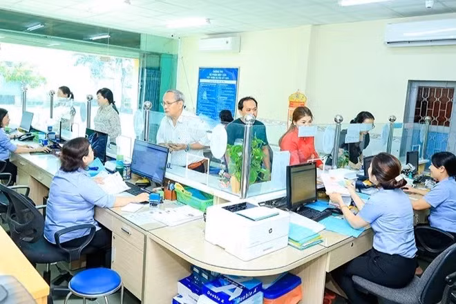 Người dân làm thủ tục đăng ký nước sạch tại Bộ phận một cửa Công ty cổ phần Cấp nước Đồng Nai. 